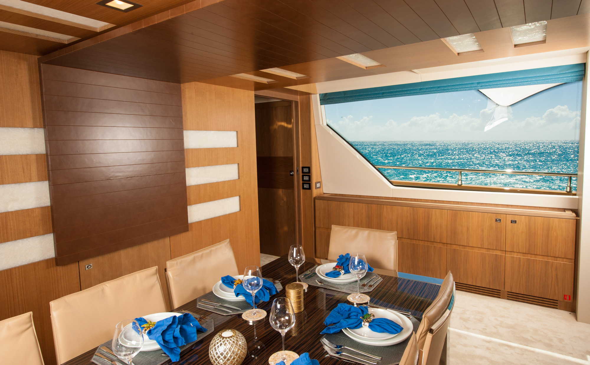 Ferretti AMORE MIO - Dining detail.jpg