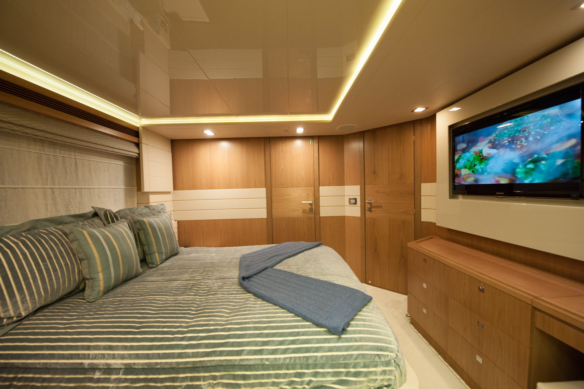 Ferretti AMORE MIO - Guest cabin.jpg