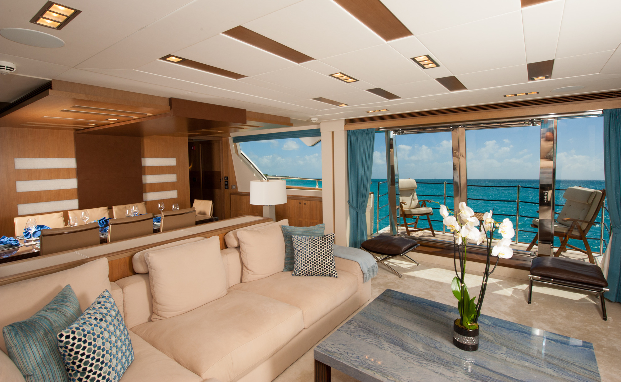 Ferretti AMORE MIO - Salon lounge.jpg