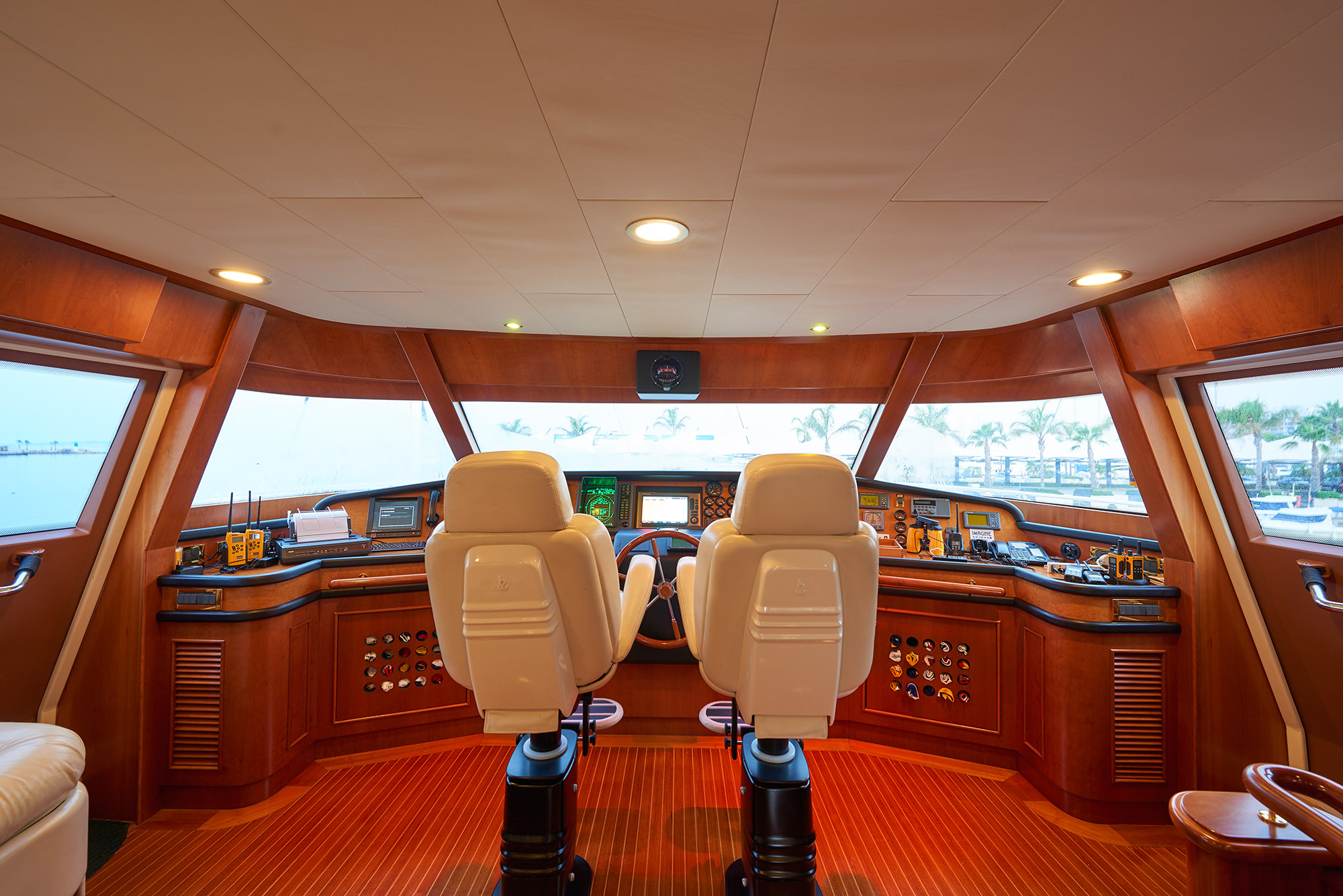 Ferretti Motor Yacht IMAGINE - Bridge.jpg