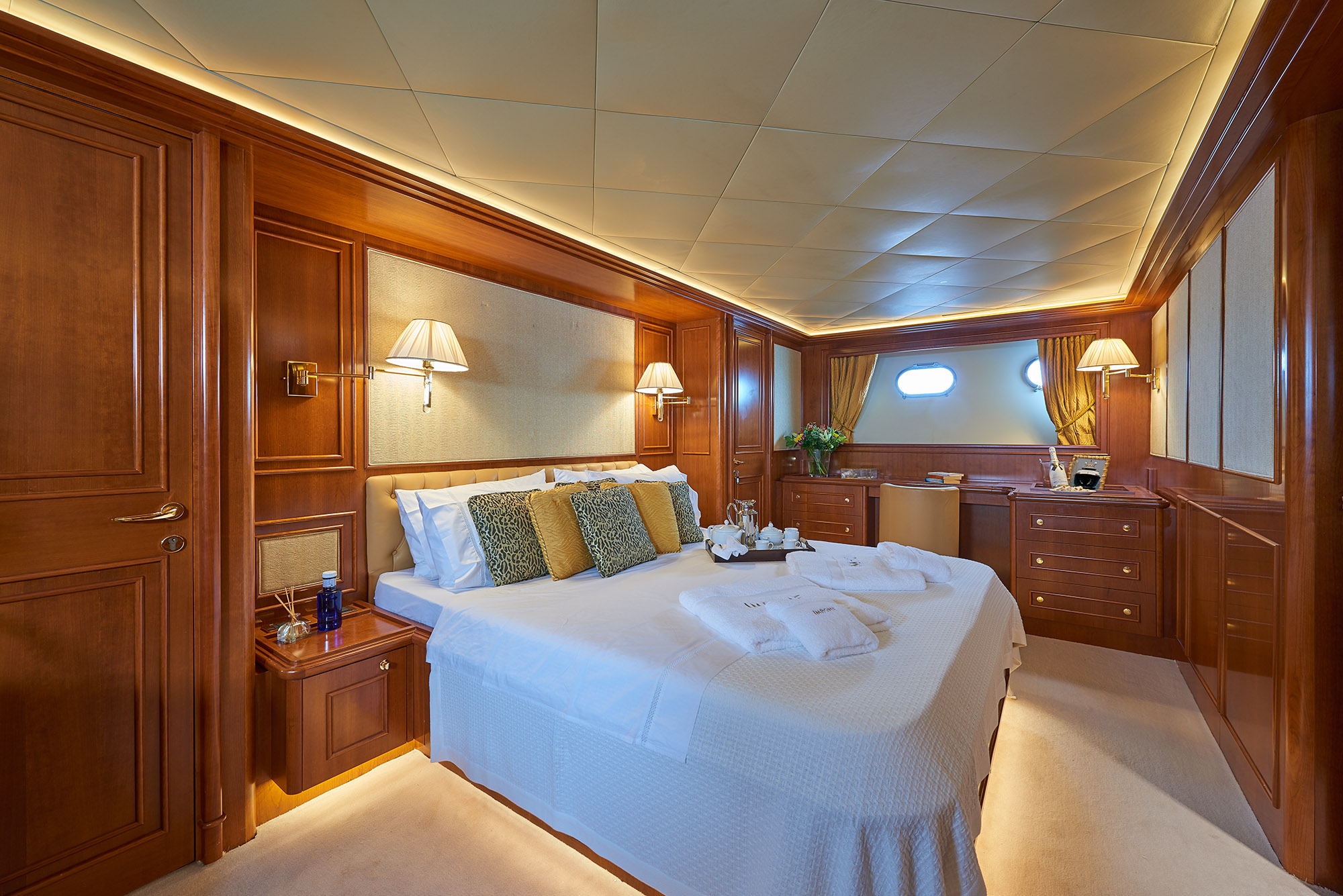 Ferretti Motor Yacht IMAGINE - Master cabin.jpg
