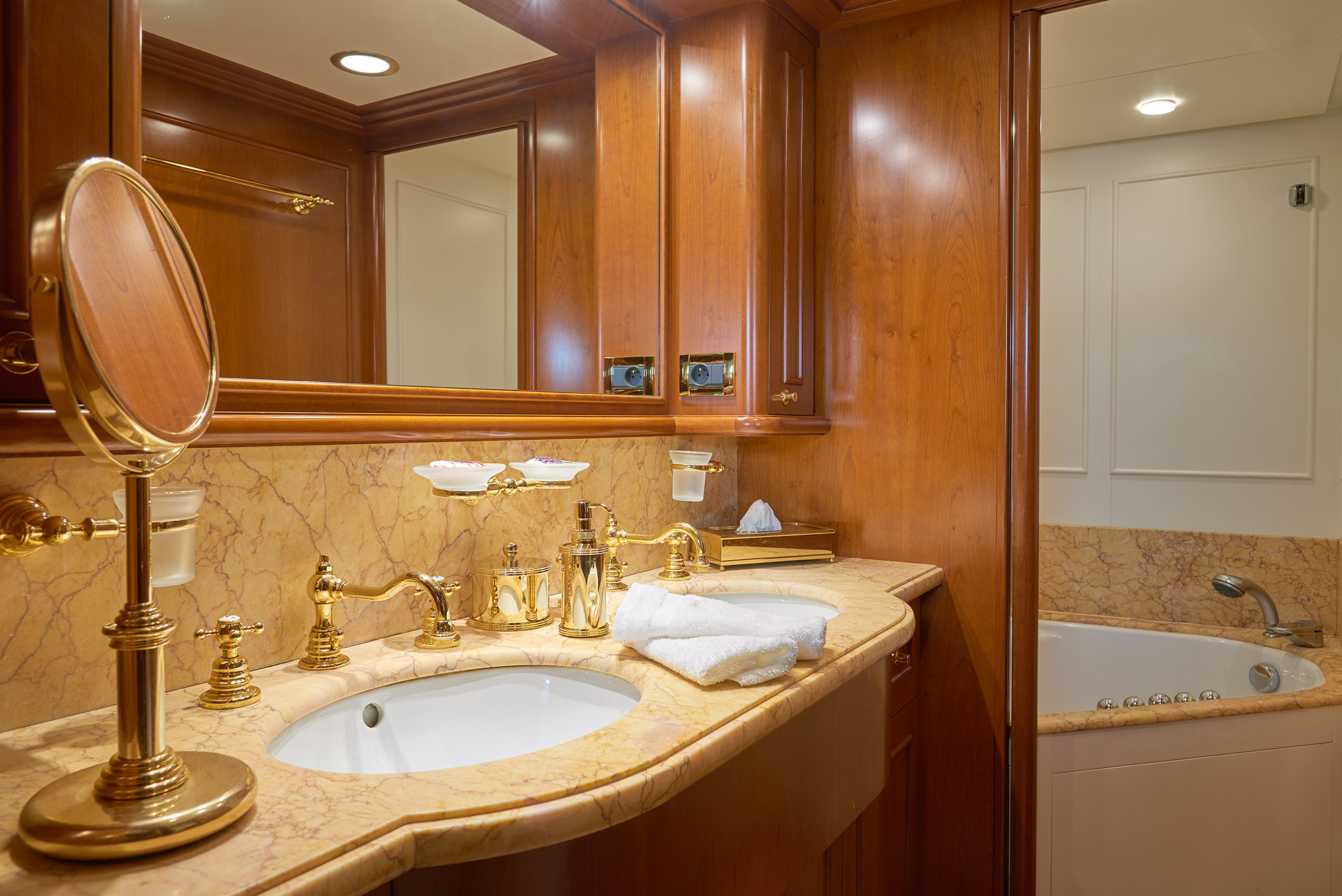 Ferretti Motor Yacht IMAGINE - Master ensuite.jpg