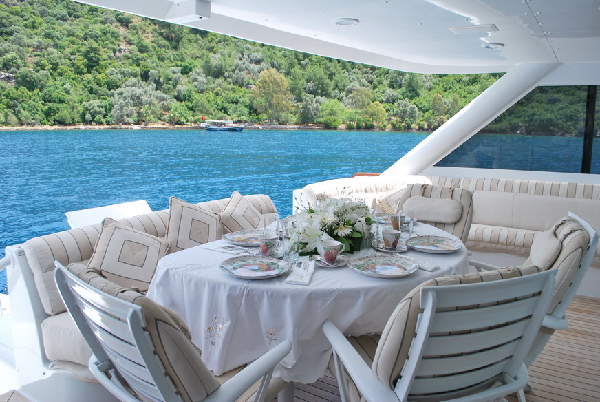 GILAINE O - Alfresco dining aft deck.jpg