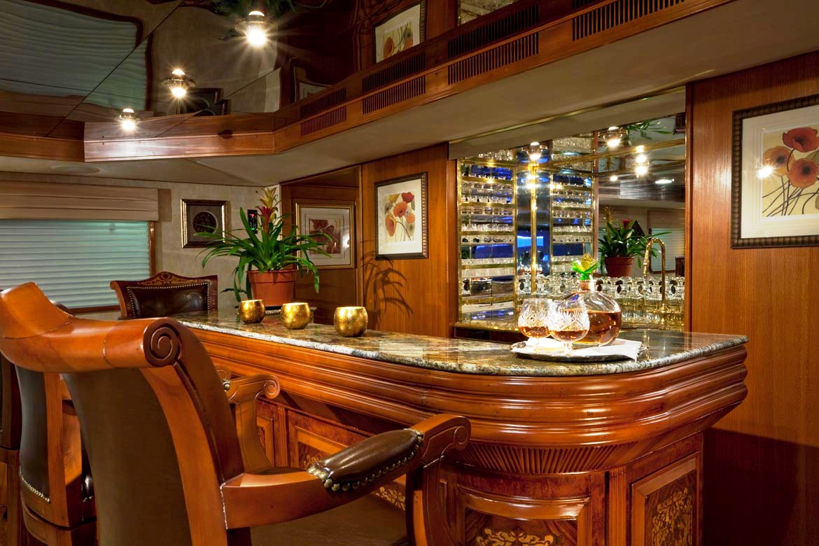 GOLDEN COMPASS -  Main salon Bar.jpg