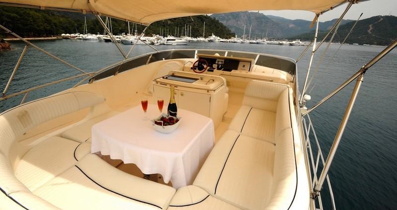 GRACE - Flybridge dining.jpg