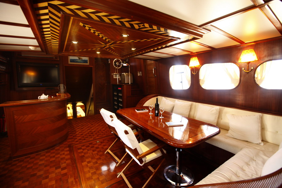 Gulet Esma Sultan II -  Salon Dining.jpg