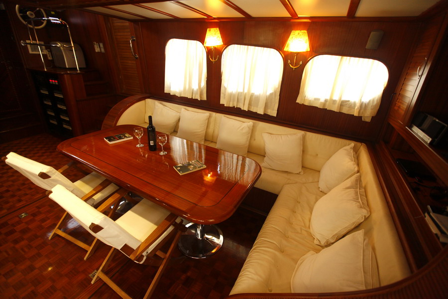 Gulet Esma Sultan II -  Salon Seating.jpg