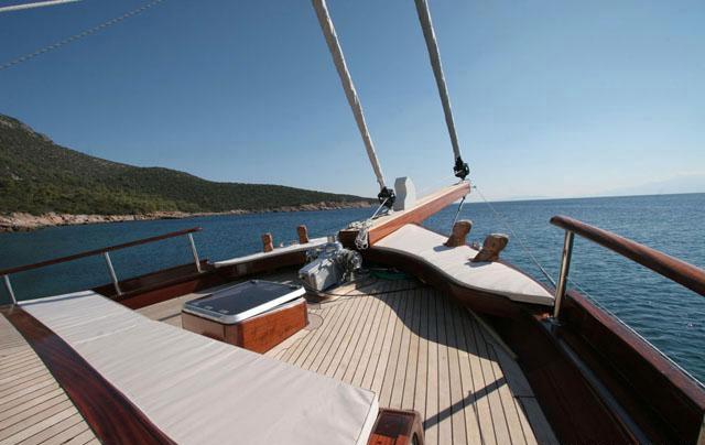 Gulet HAYAL 62 -  Foredeck Seating.jpg