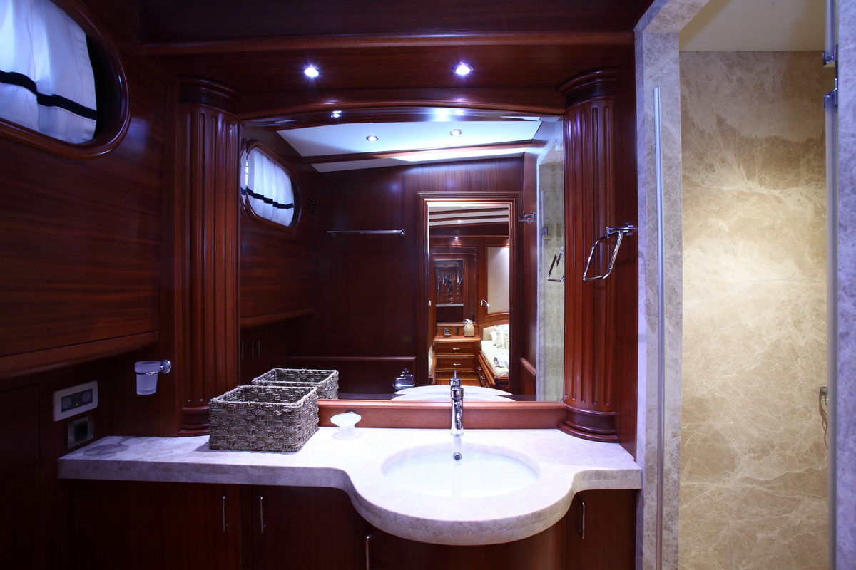 Gulet KAYA GUNERI V -  Guest Ensuite.jpg