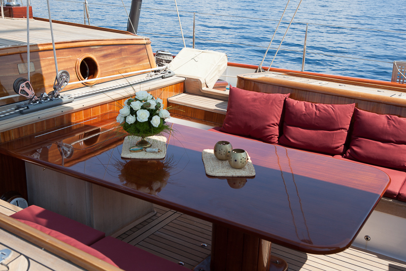 HELIYACHTS 115 - Alfresco dining.jpg