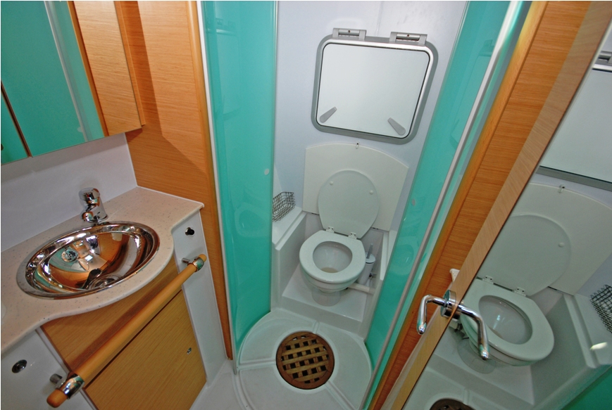 INFINITY Lagoon 500 Bathroom.jpg