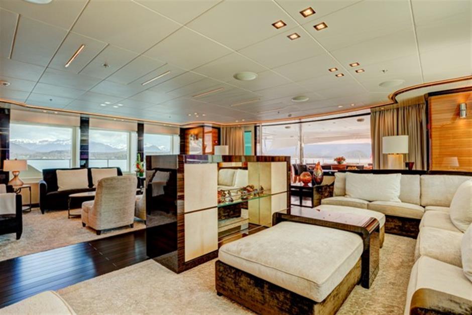 Icon Motor Yacht PARTY GIRL - Skylounge.jpg