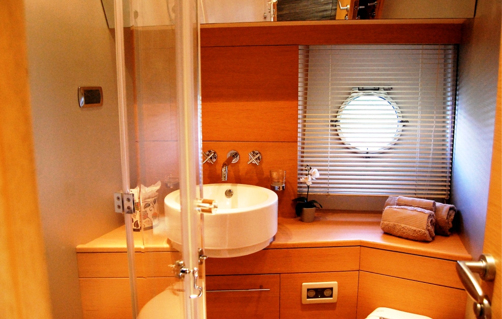 JR Twin Bathroom..jpg