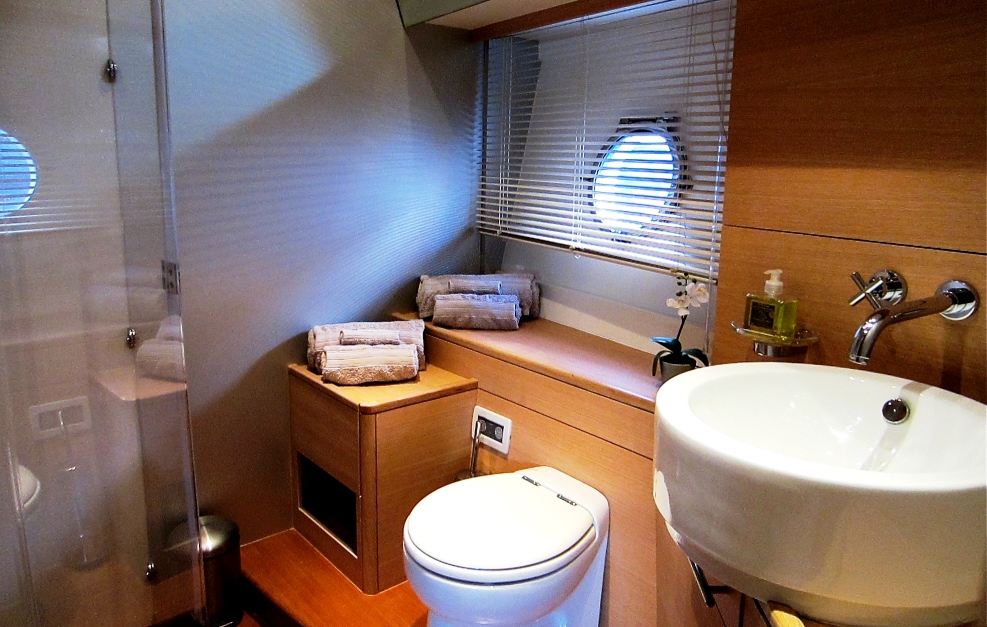 JR VIP Bathroom..jpg