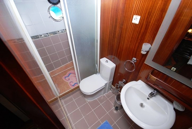 Kayhan 10 Bathroom.jpg
