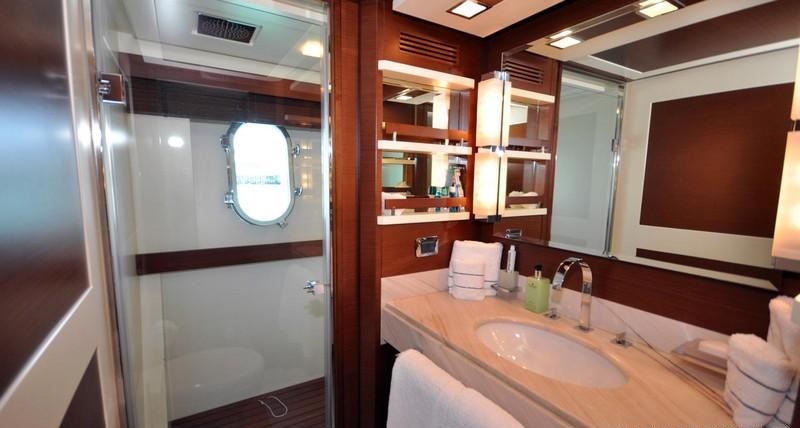 LADY CAROLE - Ensuite.jpg