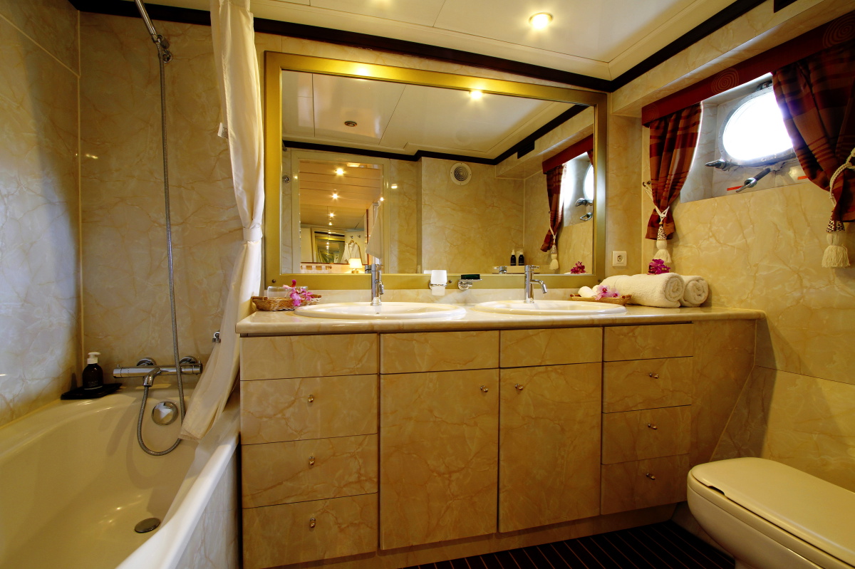 LE KIR ROYAL -  Master Ensuite.jpg