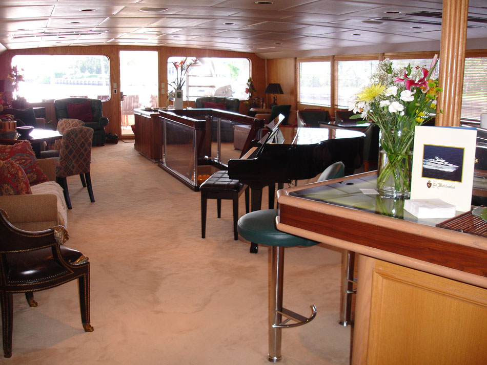LE MONTRACHET -  Salon looking Aft.jpg