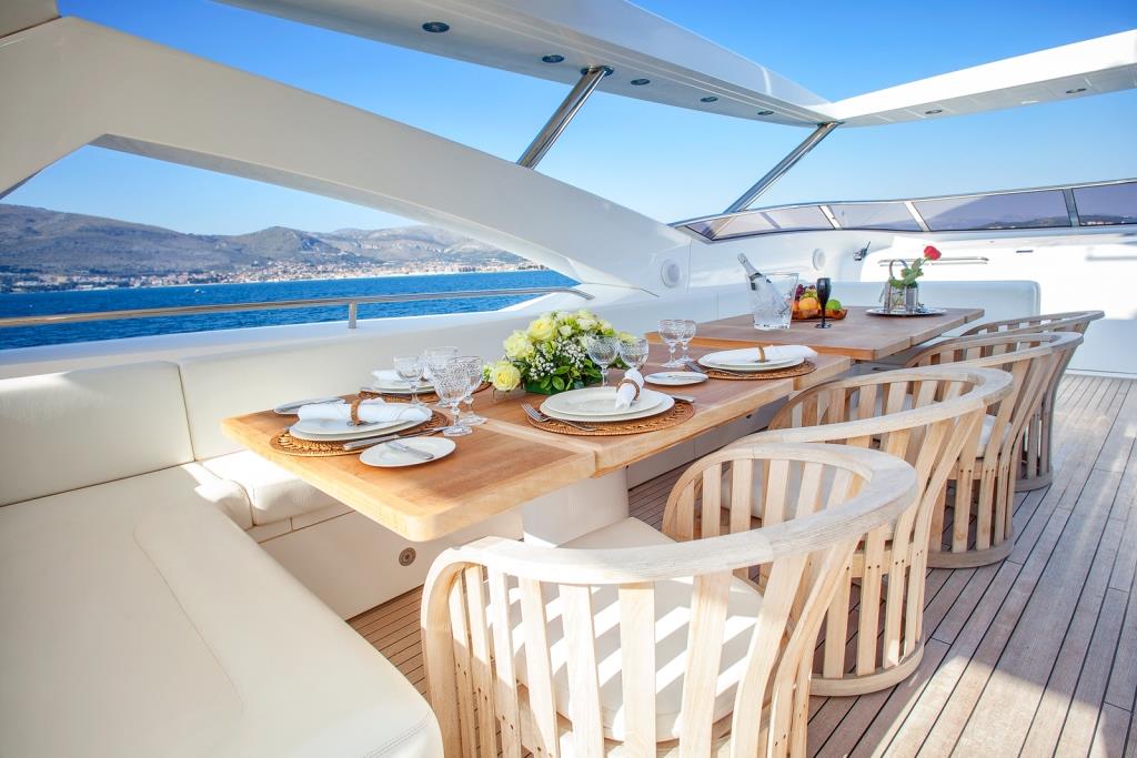 LIDIA III - Alfresco dining.jpg