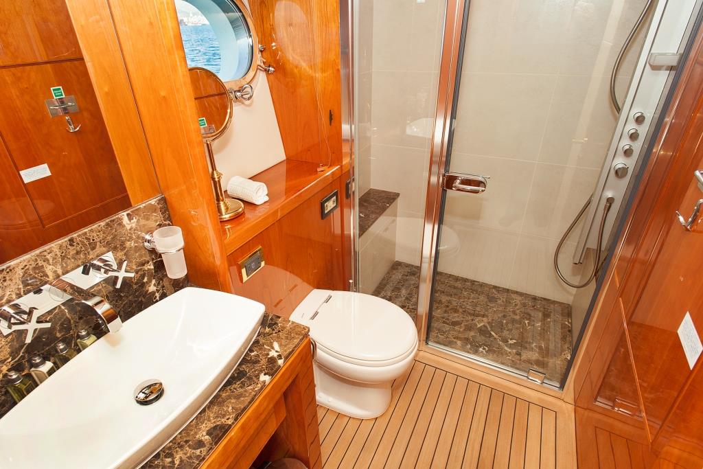 LIDIA III - Ensuite 2.jpg
