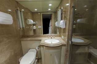 LOOSE ENDS VIP Ensuite.JPG