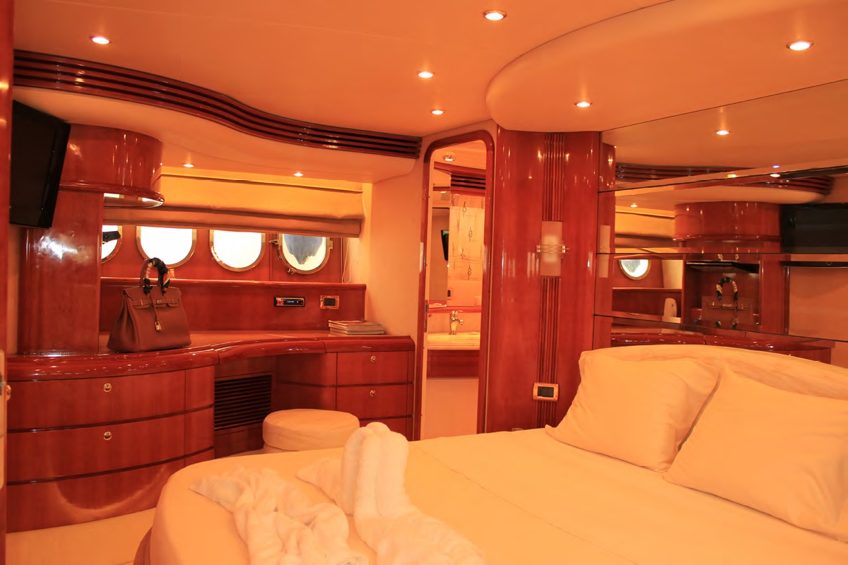 LOULOU - Master cabin.jpg
