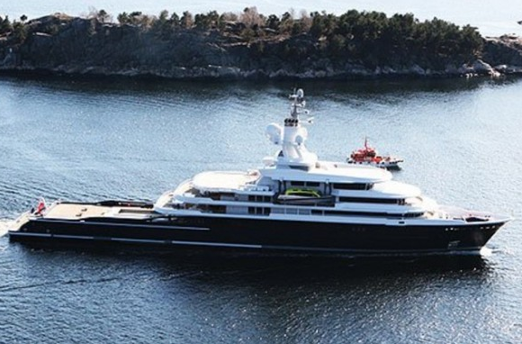 LUNA super yacht.png