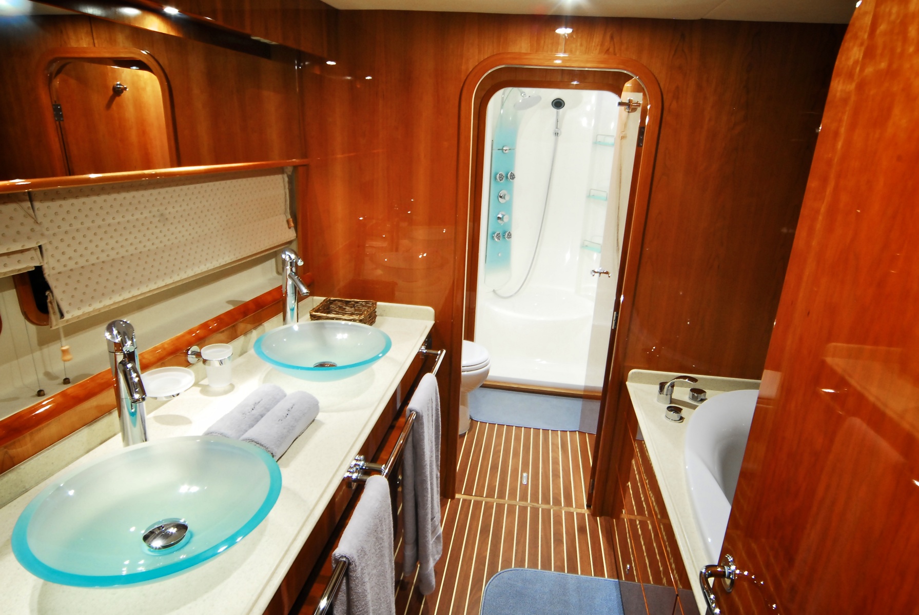 Lady Alliaura - Bathroom.jpg