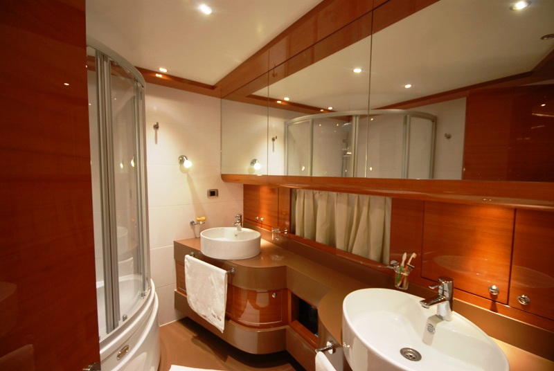 Lady Deisy -  Master ensuite.jpg