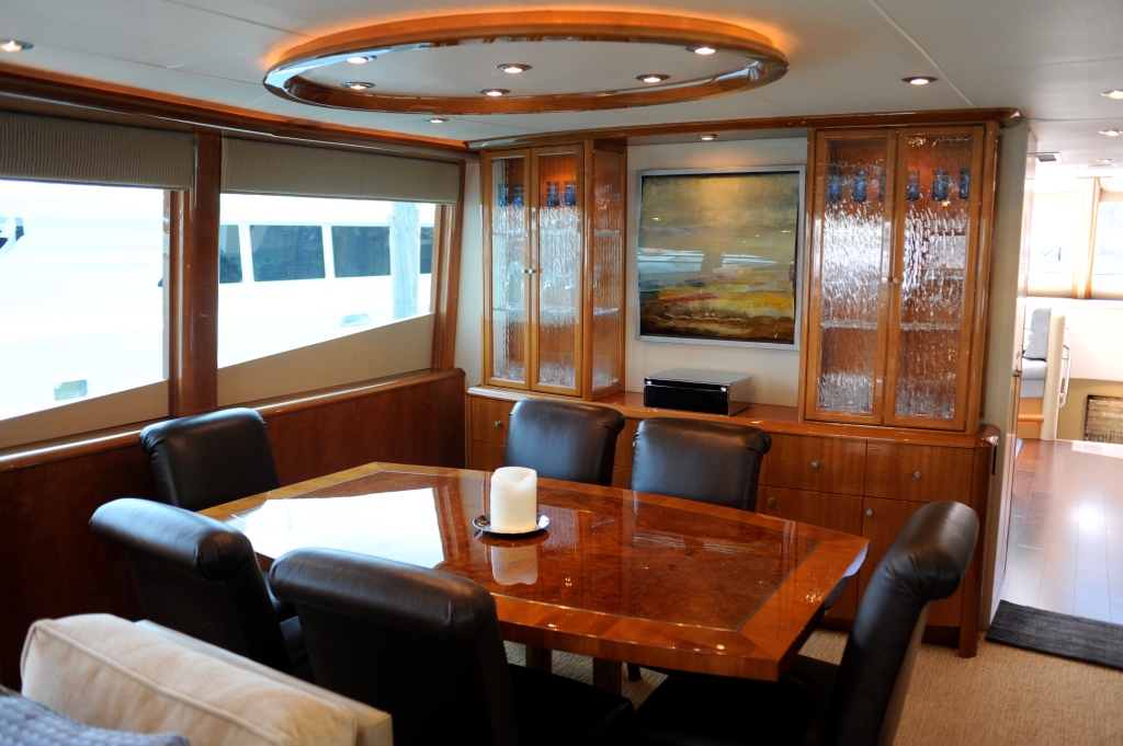Lazzara 84 motor yacht 004.jpg