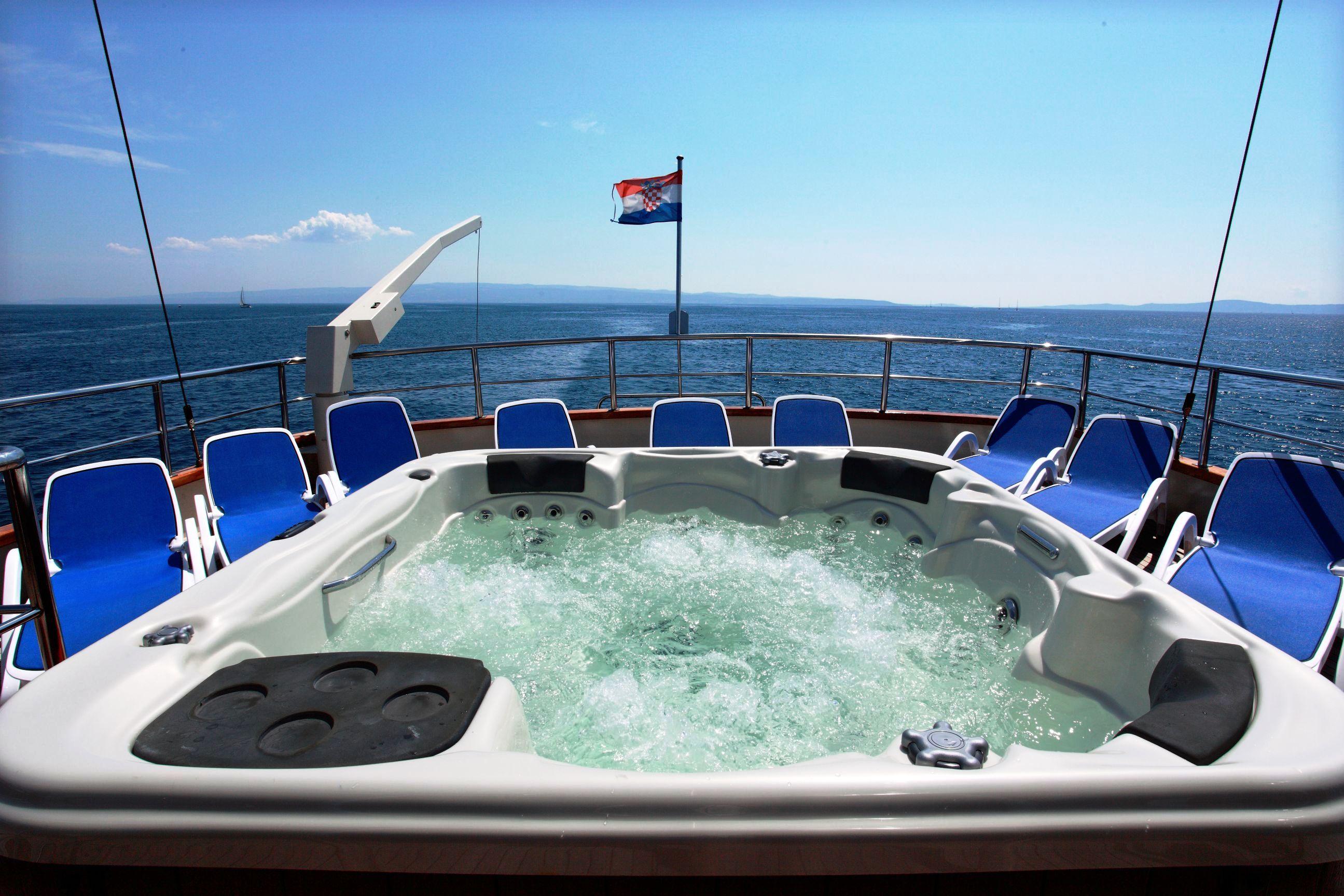 Luna -  Jaccuzi.jpg