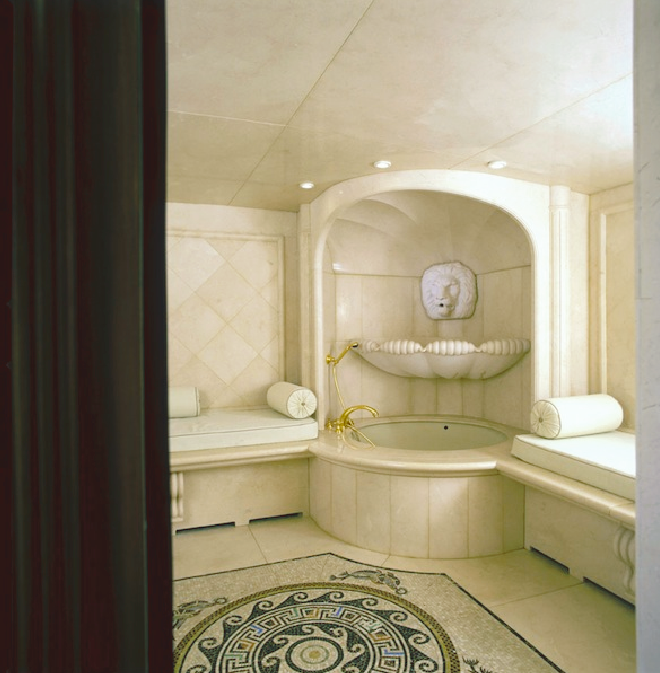 Luxurious mega yacht REVERIE by Benetti.png