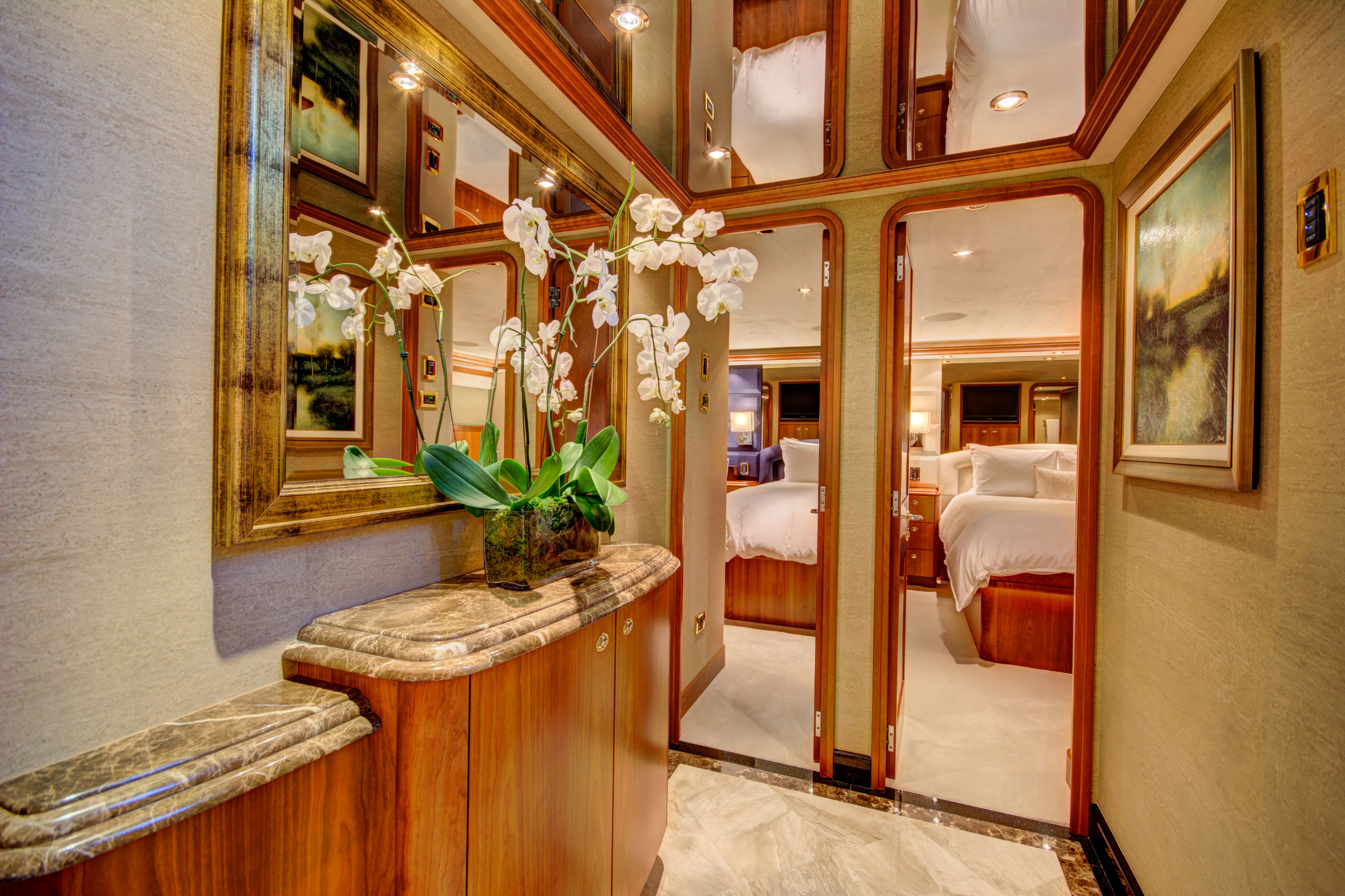 MAGGIE - Guest cabin foyer.jpg
