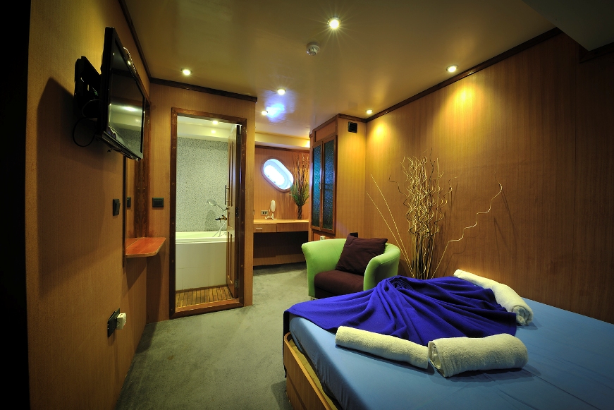 MALDIVE MOSAIQUE Cabin Cruiser.jpg