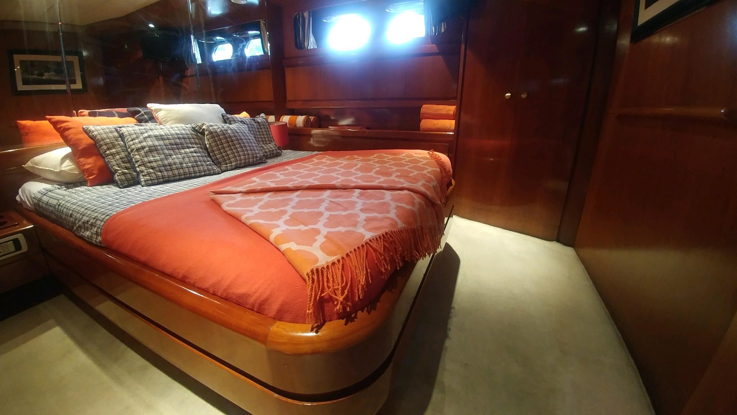 MIS MOONDANCE - Master stateroom.jpg