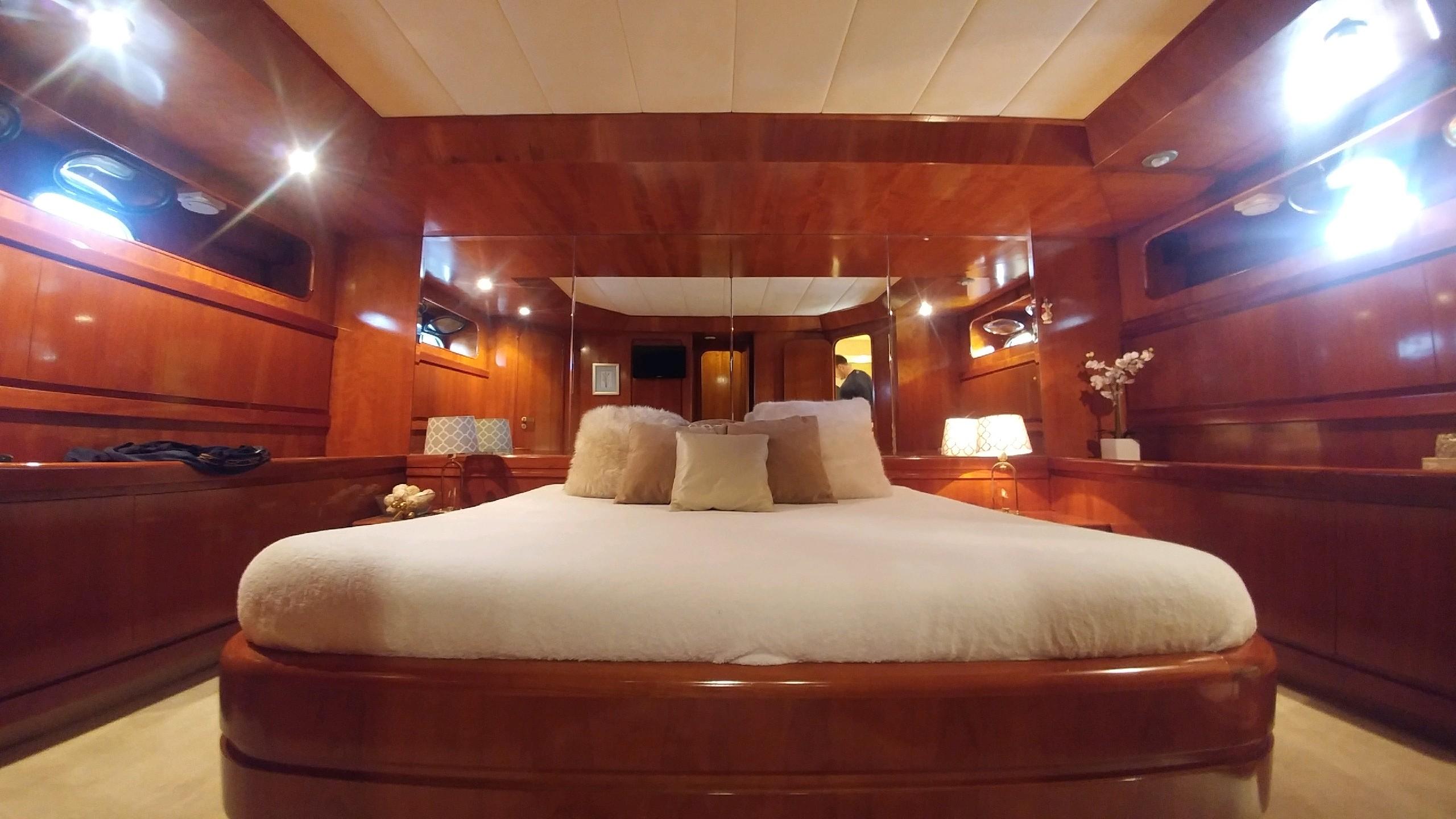 MIS MOONDANCE - VIP cabin.jpg
