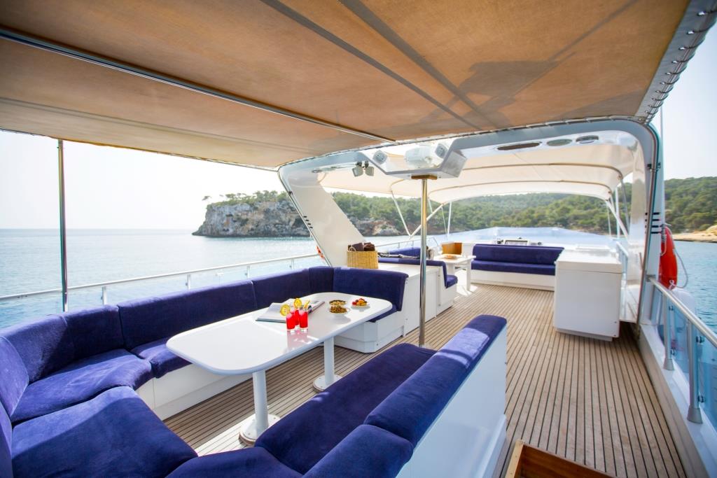 MY ACE SIX - Sundeck dining.jpg
