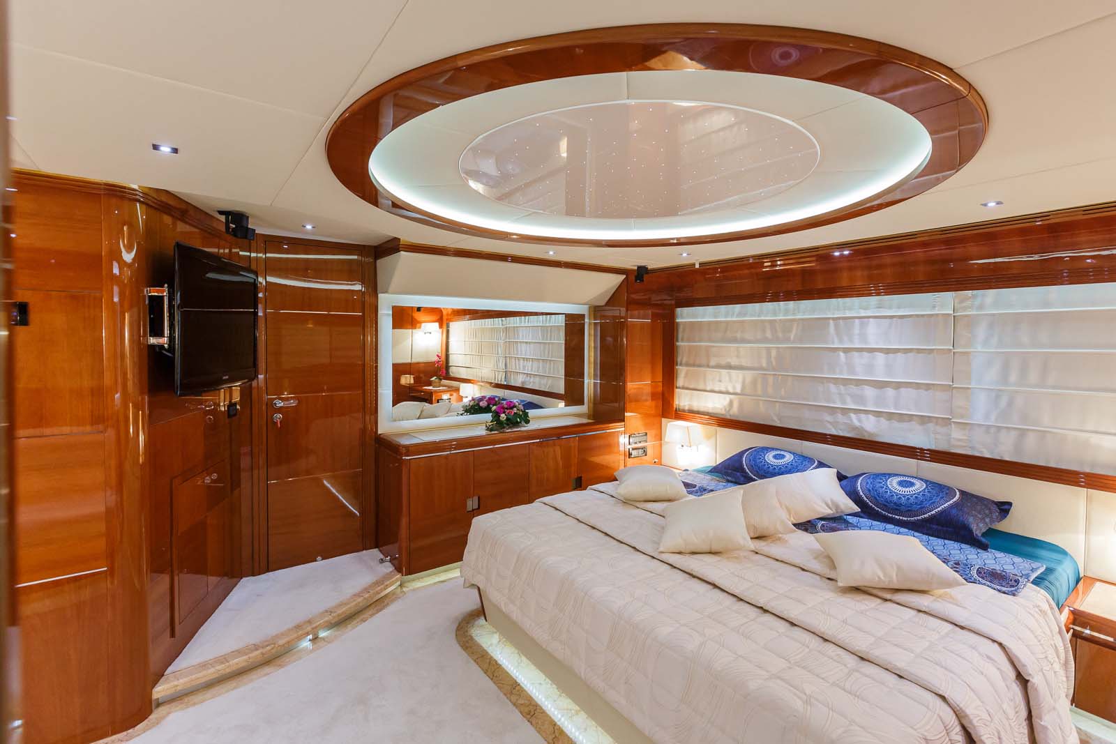 MY LADY MURA - Master cabin.jpg