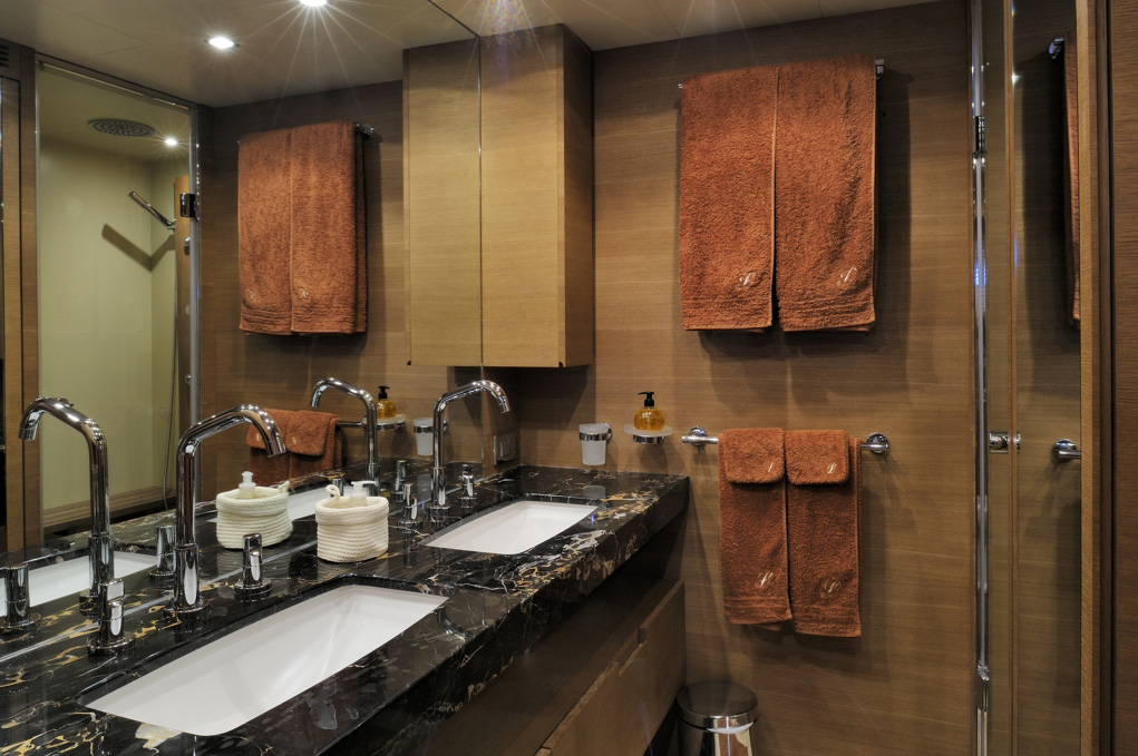 MY LEONARDO - Master ensuite.jpg