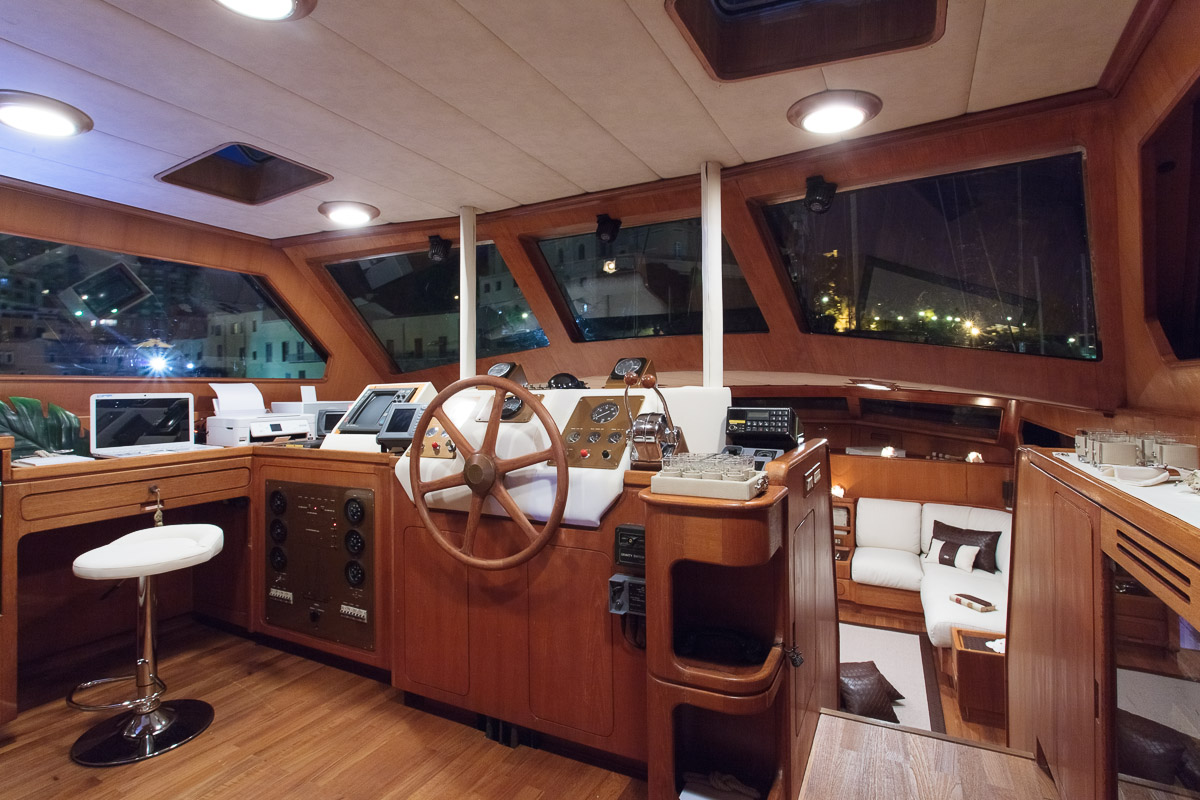 MY LOTTY yacht - helm.jpg