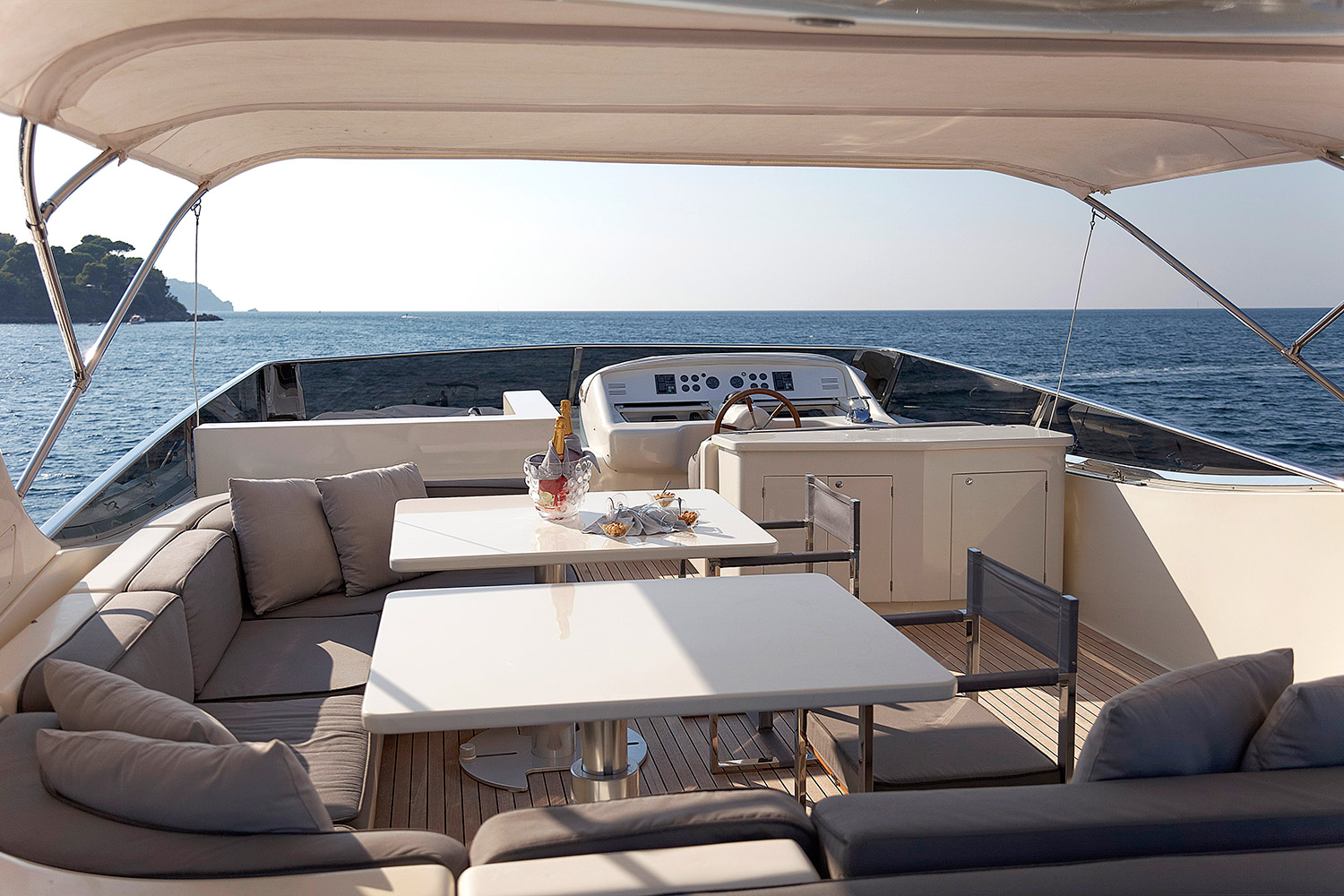 MY MINOU - Sundeck.jpg