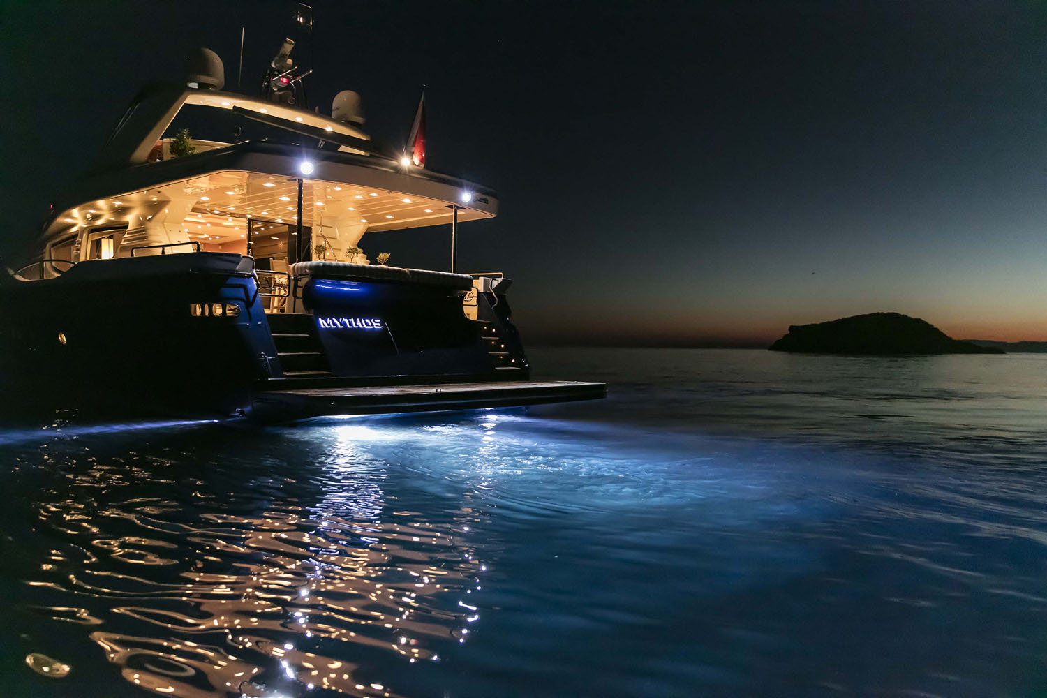 MY MYTHOS - Stern by night.jpg