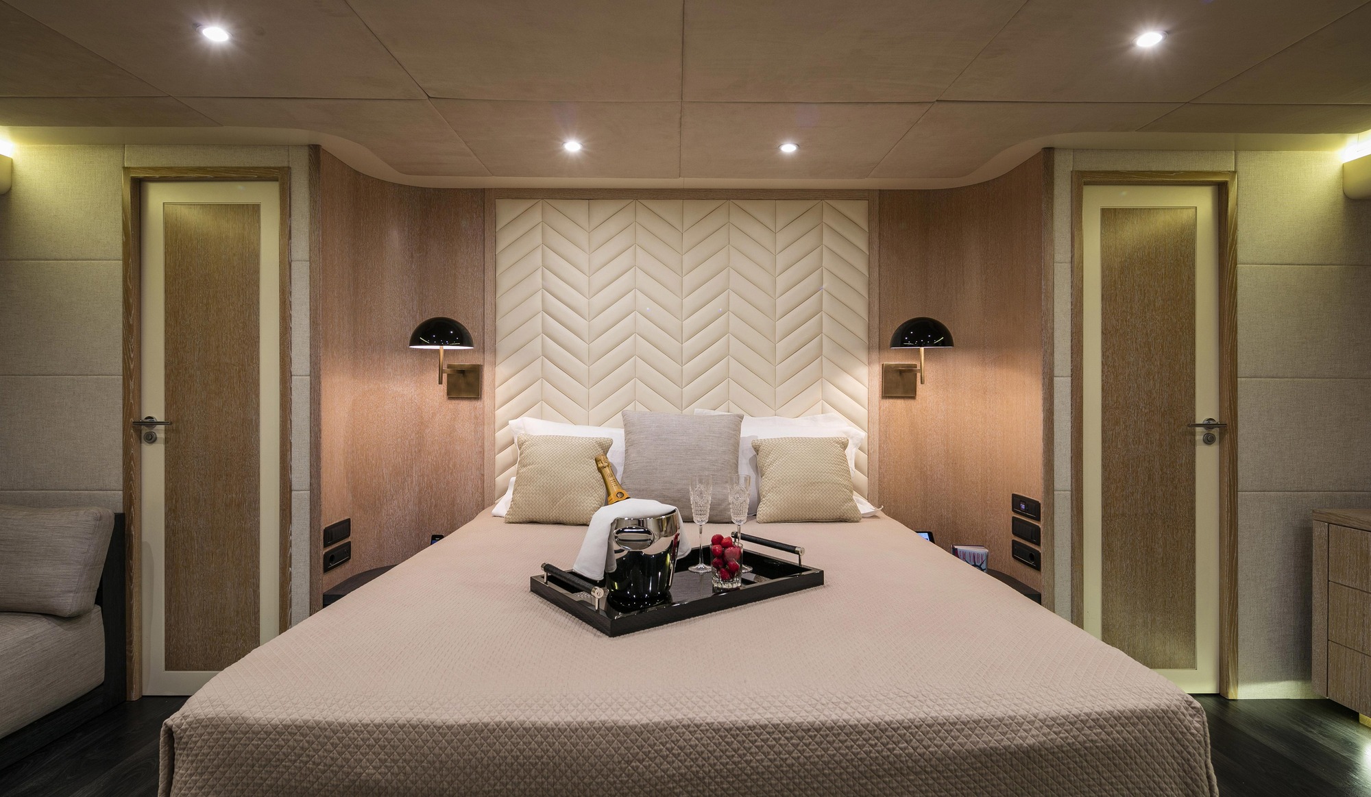 MY SAINT 112 - Master cabin bed.jpg