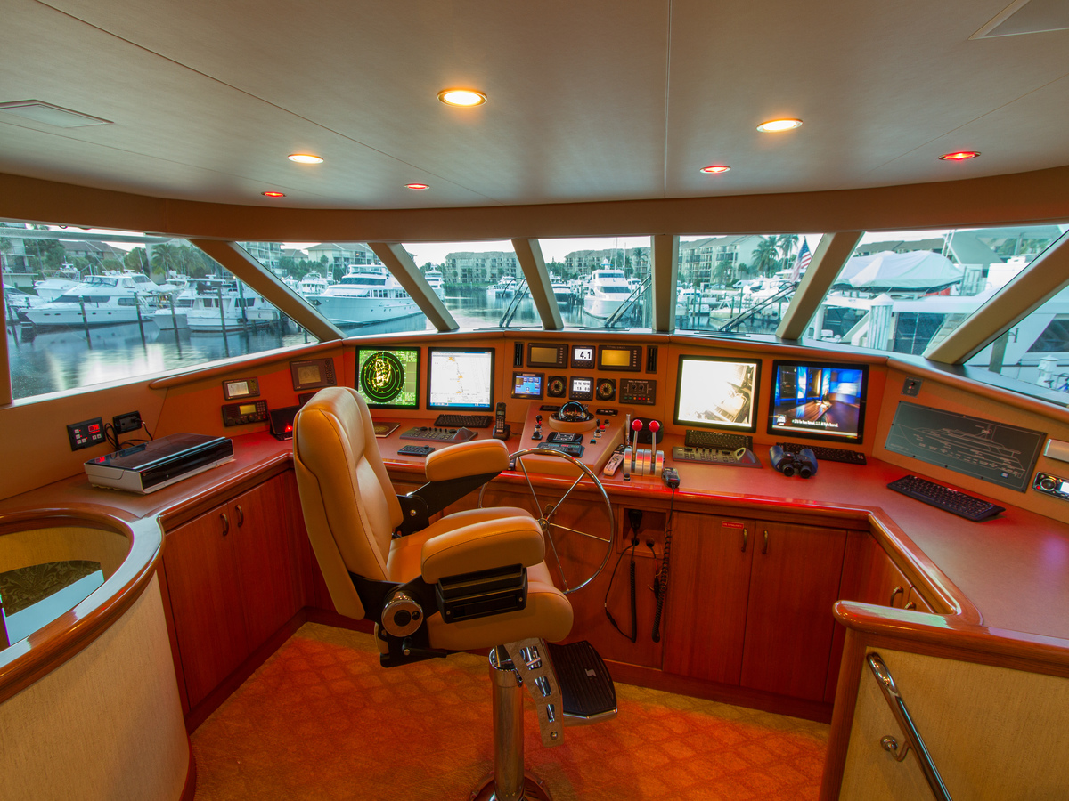 MY WENDY 1 - Bridge deck.jpg