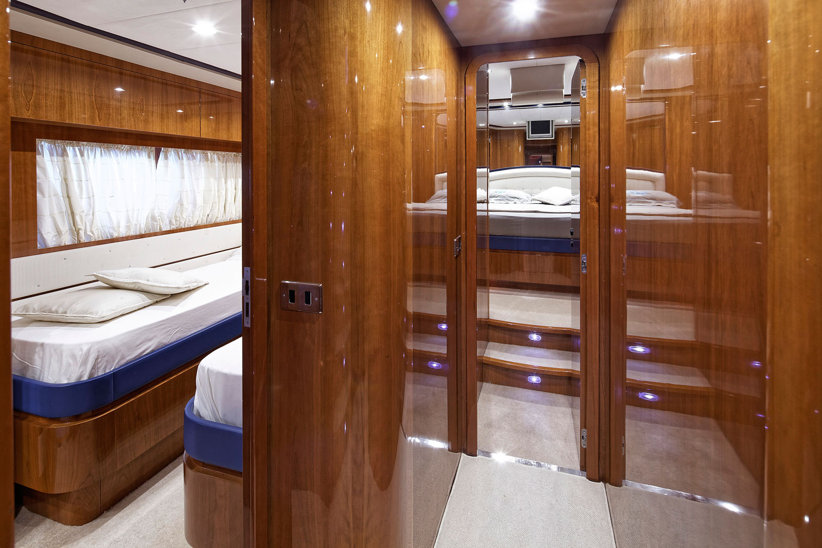 Motor Yacht AQVA - Guest foyer view.jpg