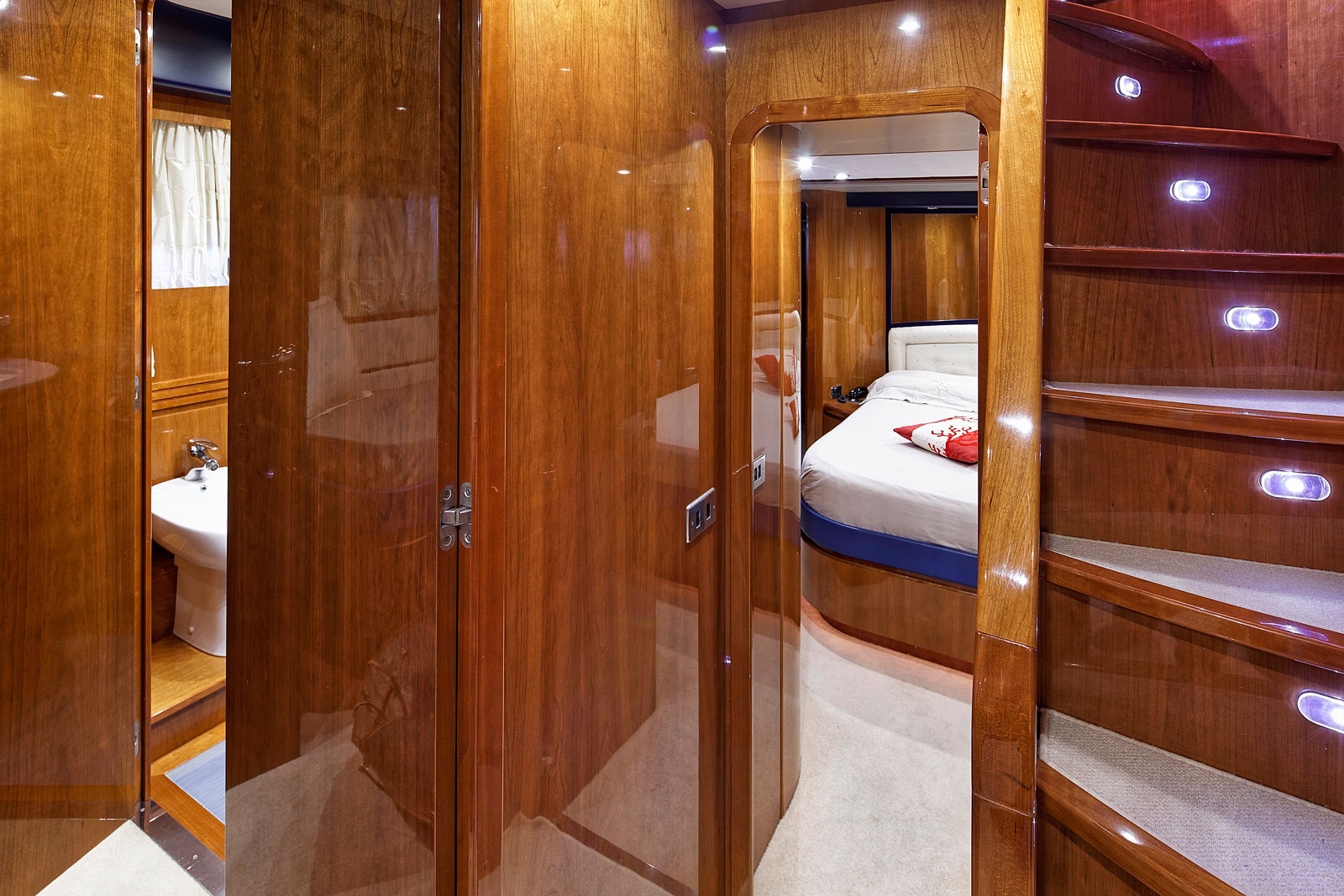 Motor Yacht AQVA - Guest foyer.jpg