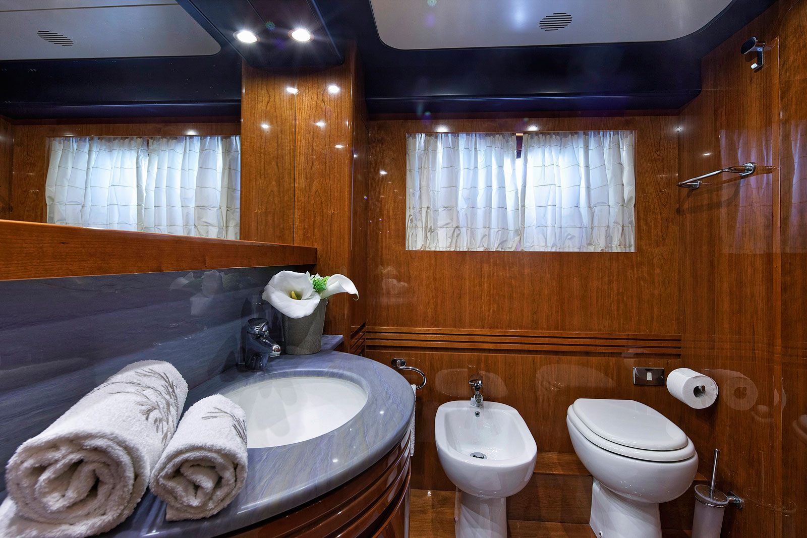 Motor Yacht AQVA - Master ensuite.jpg
