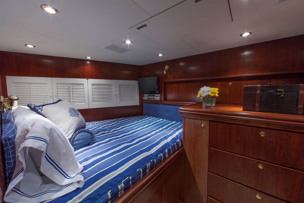 Motor Yacht ASPEN ALTERNATIVE - Guest cabin.jpg