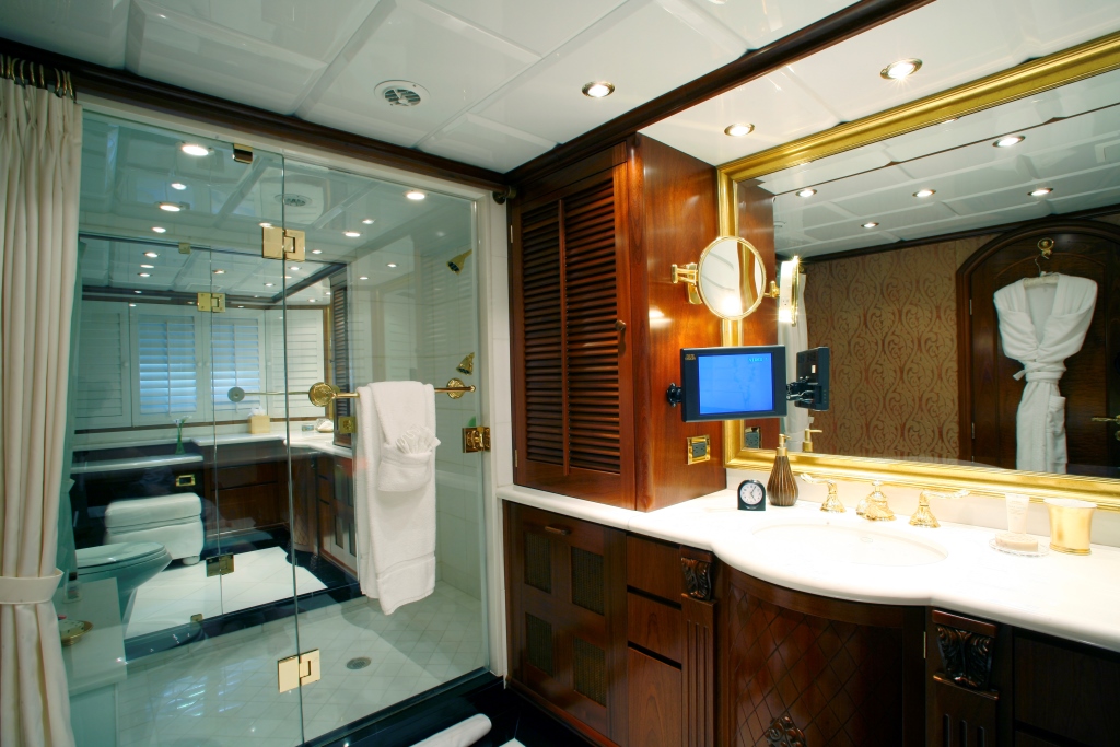Motor Yacht ASPEN ALTERNATIVE - Master ensuite.jpg