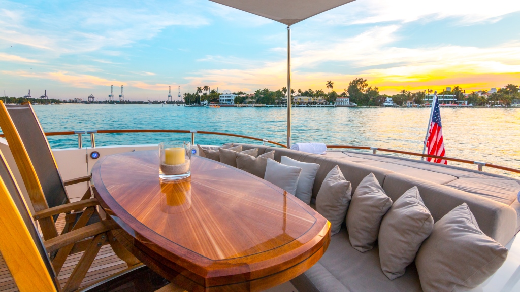 Motor Yacht CARPE DIEM - Alfresco dining.jpg